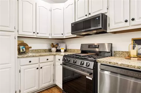 Kitchen - 108 Commons Dr, Easley, SC 29642 photo 3 of 4