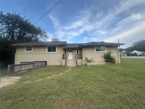 502 Seneca St, Seneca, SC 29678