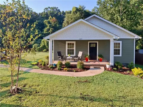 1109 Gordon St, Greenville, SC 29611