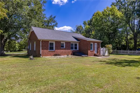 Exterior - 609 Issaqueena Trl, Central, SC 29630 photo 7 of 8