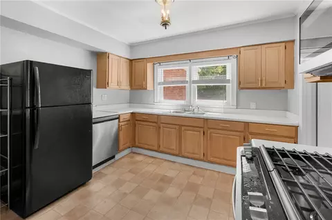 Kitchen - 609 Issaqueena Trl, Central, SC 29630 photo 2 of 3