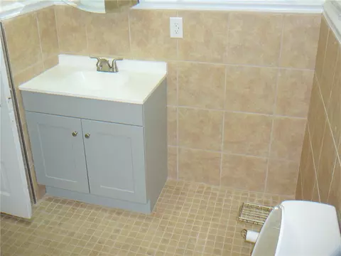 Bath - 803 E Orr St, Anderson, SC 29621 photo 3 of 3