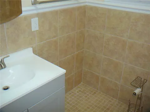 Bath - 803 E Orr St, Anderson, SC 29621 photo 2 of 3