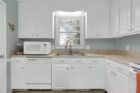 Kitchen - 105 Sunset Ct, Easley, SC 29642 photo 5 of 5