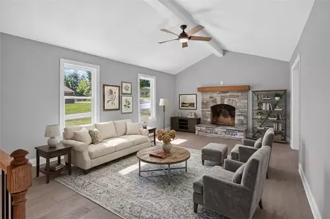 Living - 712 Beech Dr, Seneca, SC 29678 photo 2 of 6