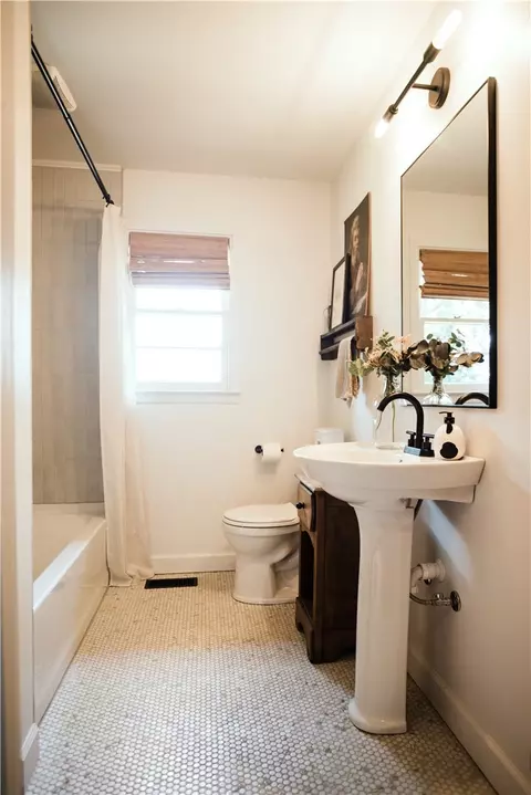 Bath - 154 Wesley Ct, Starr, SC 29684 photo 2 of 4