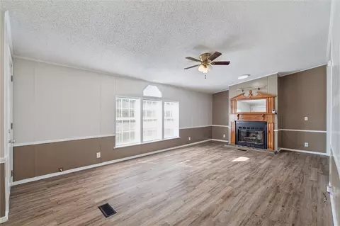 Living - 722 Pickens Dr, Pendleton, SC 29670 photo 2 of 6