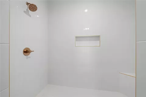 Bath - 119 Park Dr, Easley, SC 29640 photo 2 of 4