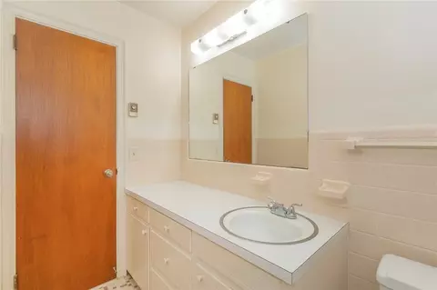 Bath - 200 Fleming Dr, Anderson, SC 29621 photo 2 of 4