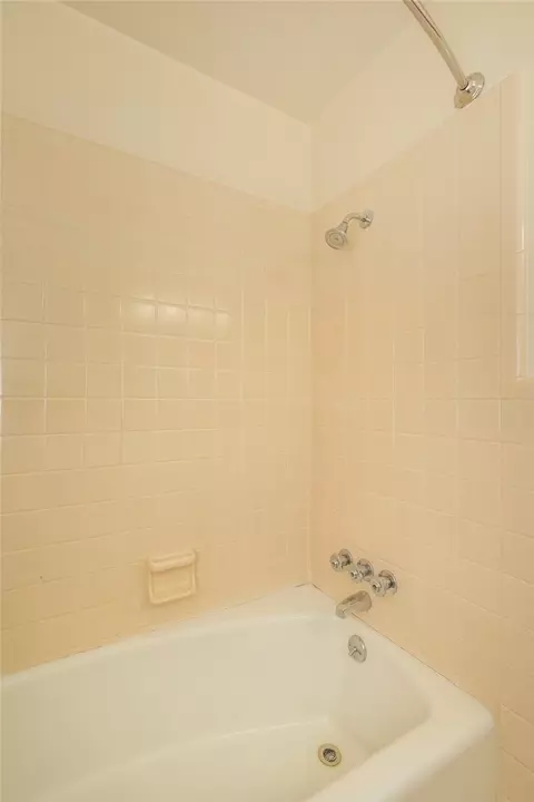 Bath - 200 Fleming Dr, Anderson, SC 29621 photo 3 of 4