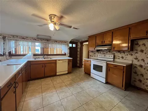 Kitchen - 711 W Bear Swamp Rd, Walhalla, SC 29691 photo 1 of 3