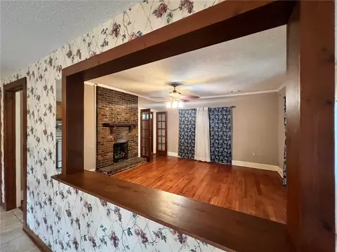 Living - 711 W Bear Swamp Rd, Walhalla, SC 29691 photo 2 of 7
