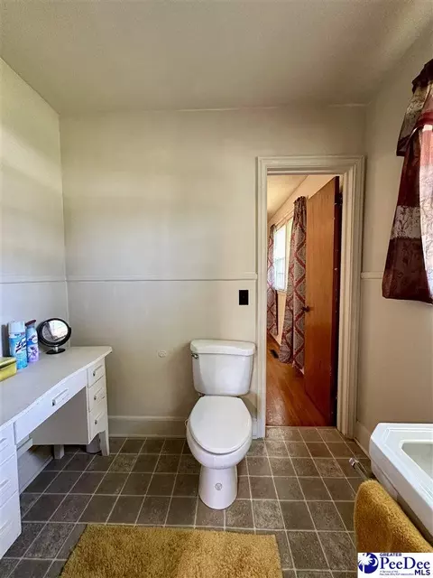 Bath - 304 E Wilson St, Dillon, SC 29536 photo 7 of 7