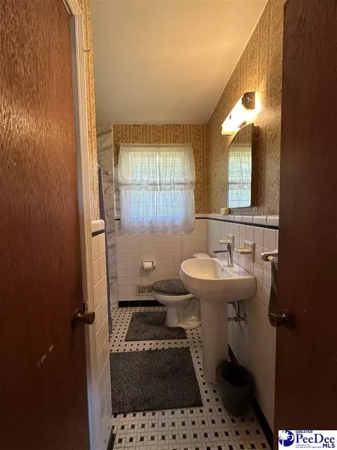 Bath - 304 E Wilson St, Dillon, SC 29536 photo 4 of 7