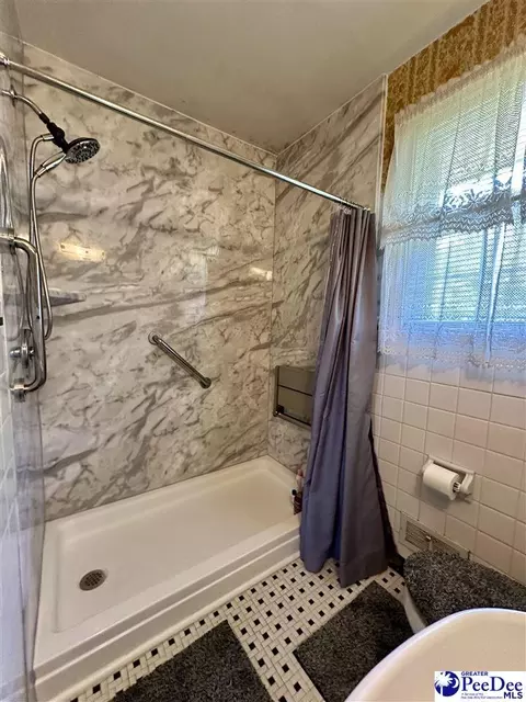 Bath - 304 E Wilson St, Dillon, SC 29536 photo 2 of 7