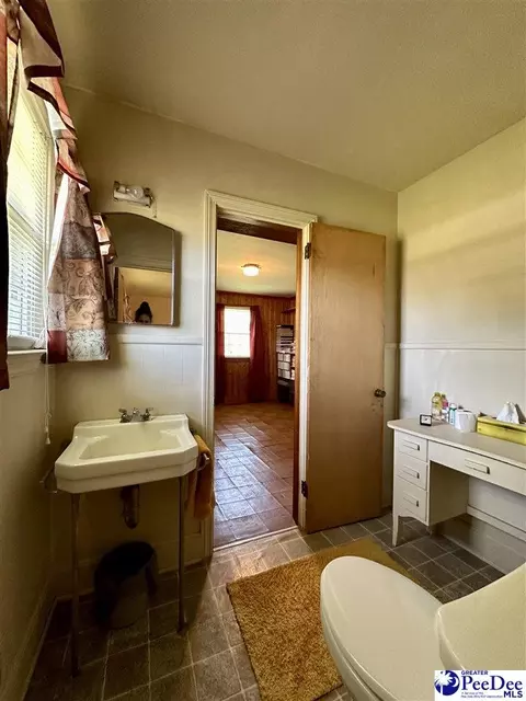 Bath - 304 E Wilson St, Dillon, SC 29536 photo 5 of 7