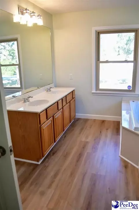 Bath - 405 Dianne Dr, Cheraw, SC 29520 photo 3 of 5