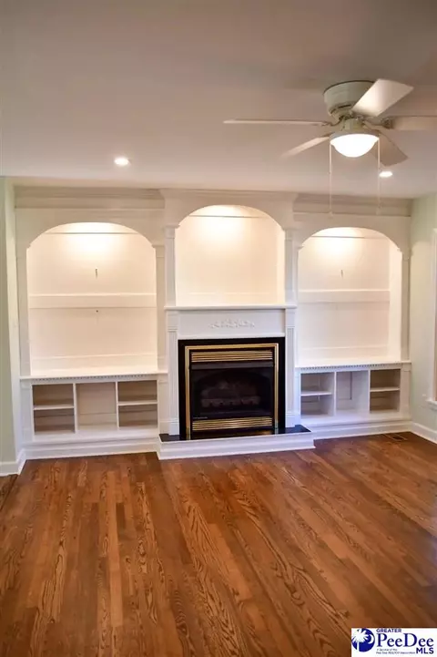 Living - 405 Dianne Dr, Cheraw, SC 29520 photo 4 of 5