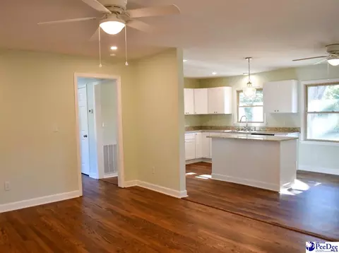 Living - 405 Dianne Dr, Cheraw, SC 29520 photo 2 of 5