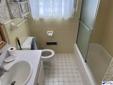 Bath - 616 Lennon Ct, Dillon, SC 29536 photo 2 of 3