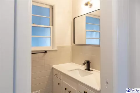 Bath - 1815 Hampton Dr, Florence, SC 29505 photo 1 of 5