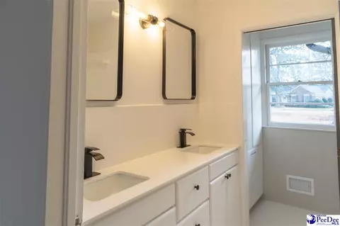 Bath - 1815 Hampton Dr, Florence, SC 29505 photo 2 of 5