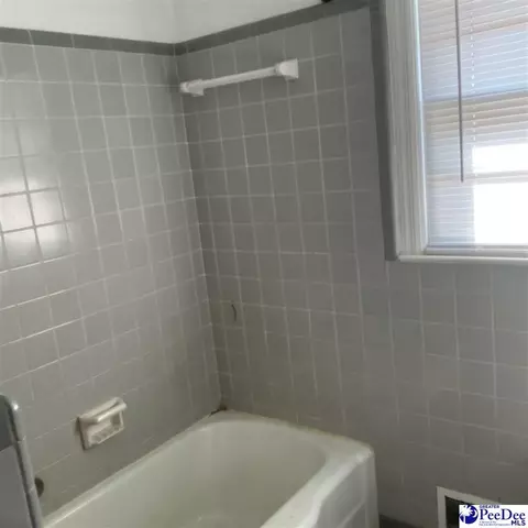 Bath - 807 E Wilson St, Dillon, SC 29536 photo 2 of 3