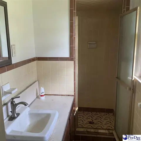 Bath - 807 E Wilson St, Dillon, SC 29536 photo 3 of 3