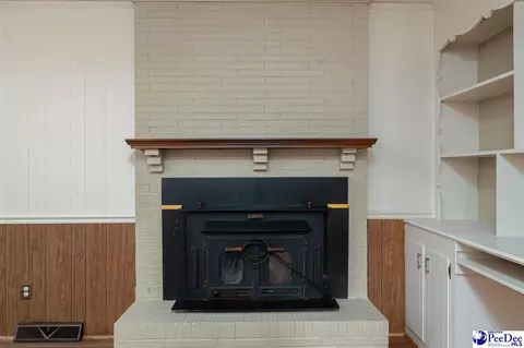 Living - 4211 Middendorf Rd, Hartsville, SC 29550 photo 2 of 3