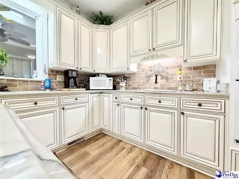 Kitchen - 701 Laurel Ln, Dillon, SC 29536 photo 5 of 8