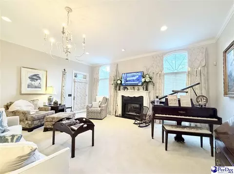 Living - 701 Laurel Ln, Dillon, SC 29536 photo 1 of 6