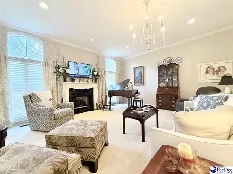 Living - 701 Laurel Ln, Dillon, SC 29536 photo 5 of 6
