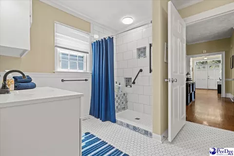 Bath - 202 Willcox Ave, Marion, SC 29571 photo 2 of 8