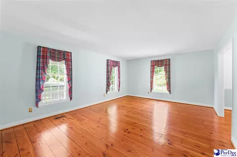 Living - 808 Wedgefield Rd, Florence, SC 29501 photo 2 of 6