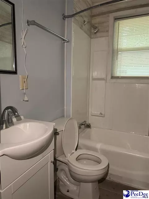 Bath - 701 S 5th Ave, Dillon, SC 29536 photo 2 of 2