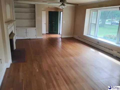 Living - 407 Market St, Cheraw, SC 29520 photo 2 of 5