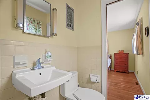 Bath - 305 Dianne Dr, Cheraw, SC 29520 photo 1 of 3