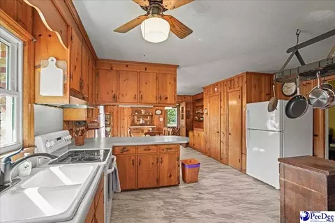 Kitchen - 305 Dianne Dr, Cheraw, SC 29520 photo 2 of 4