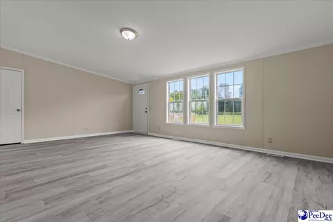 Living - 2797 Old Manning Rd, Scranton, SC 29591 photo 3 of 9