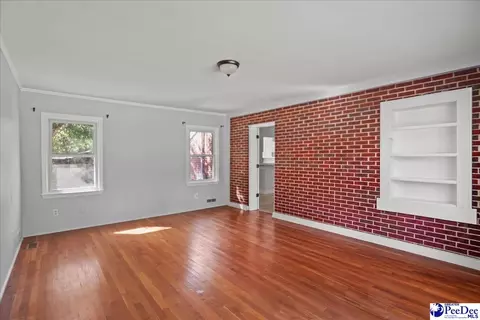 Living - 206 State Rd, Cheraw, SC 29520 photo 5 of 6