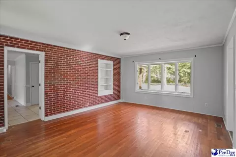 Living - 206 State Rd, Cheraw, SC 29520 photo 4 of 6