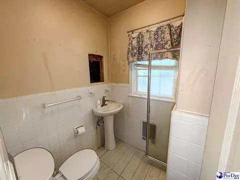 Bath - 302 Sliding Hill Rd, Cheraw, SC 29520 photo 1 of 3