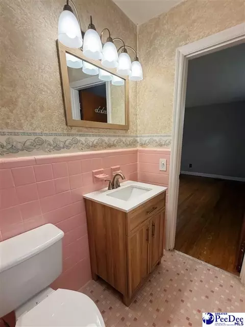 Bath - 1106 N 8th Ave, Dillon, SC 29536 photo 3 of 3