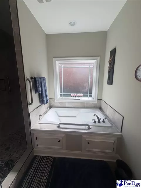 Bath - 969 W Jasmine Ln, Florence, SC 29501 photo 2 of 3