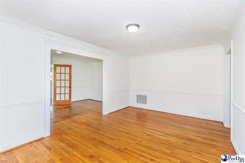 Living - 302 Cleveland St, Mullins, SC 29574 photo 8 of 10