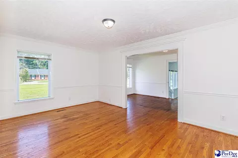Living - 302 Cleveland St, Mullins, SC 29574 photo 6 of 10