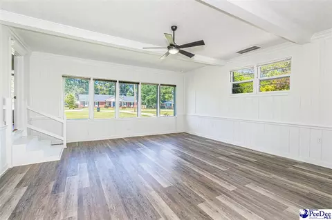 Living - 302 Cleveland St, Mullins, SC 29574 photo 2 of 10