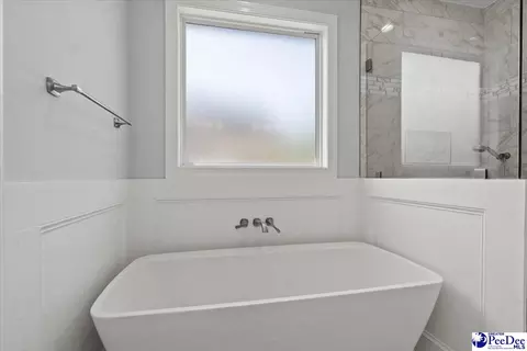 Bath - 1018 Greenview Dr, Florence, SC 29501 photo 2 of 6
