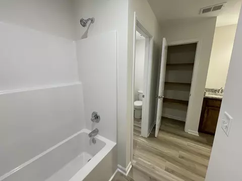 Bath - 50 Lexington Ct, Sumter, SC 29154 photo 5 of 7