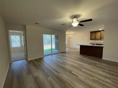 Living - 50 Lexington Ct, Sumter, SC 29154 photo 2 of 5